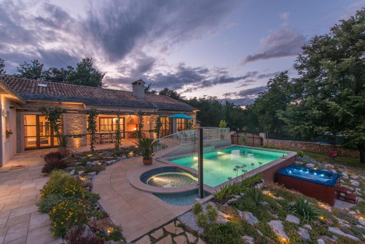 Family Villa Lipica With Private Pool And Jacuzzi Pazin Eksteriør billede