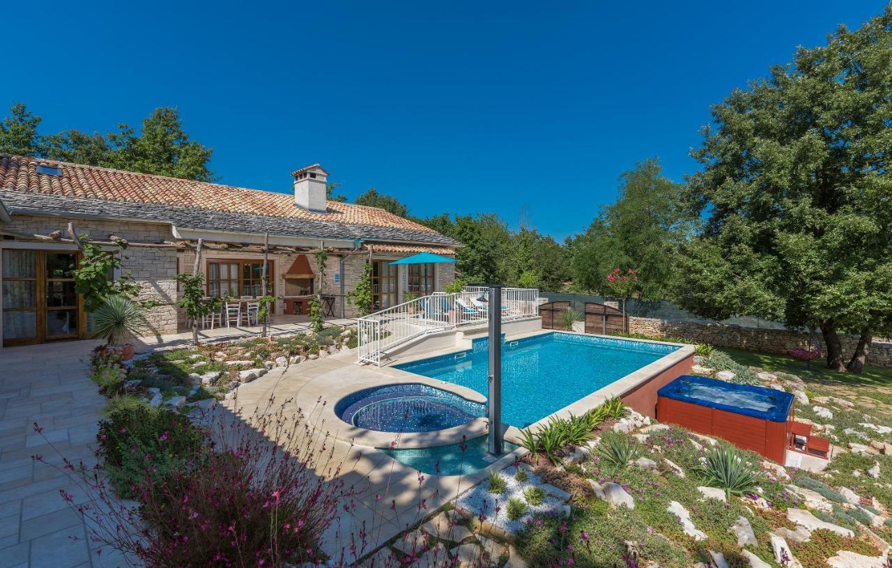 Family Villa Lipica With Private Pool And Jacuzzi Pazin Eksteriør billede