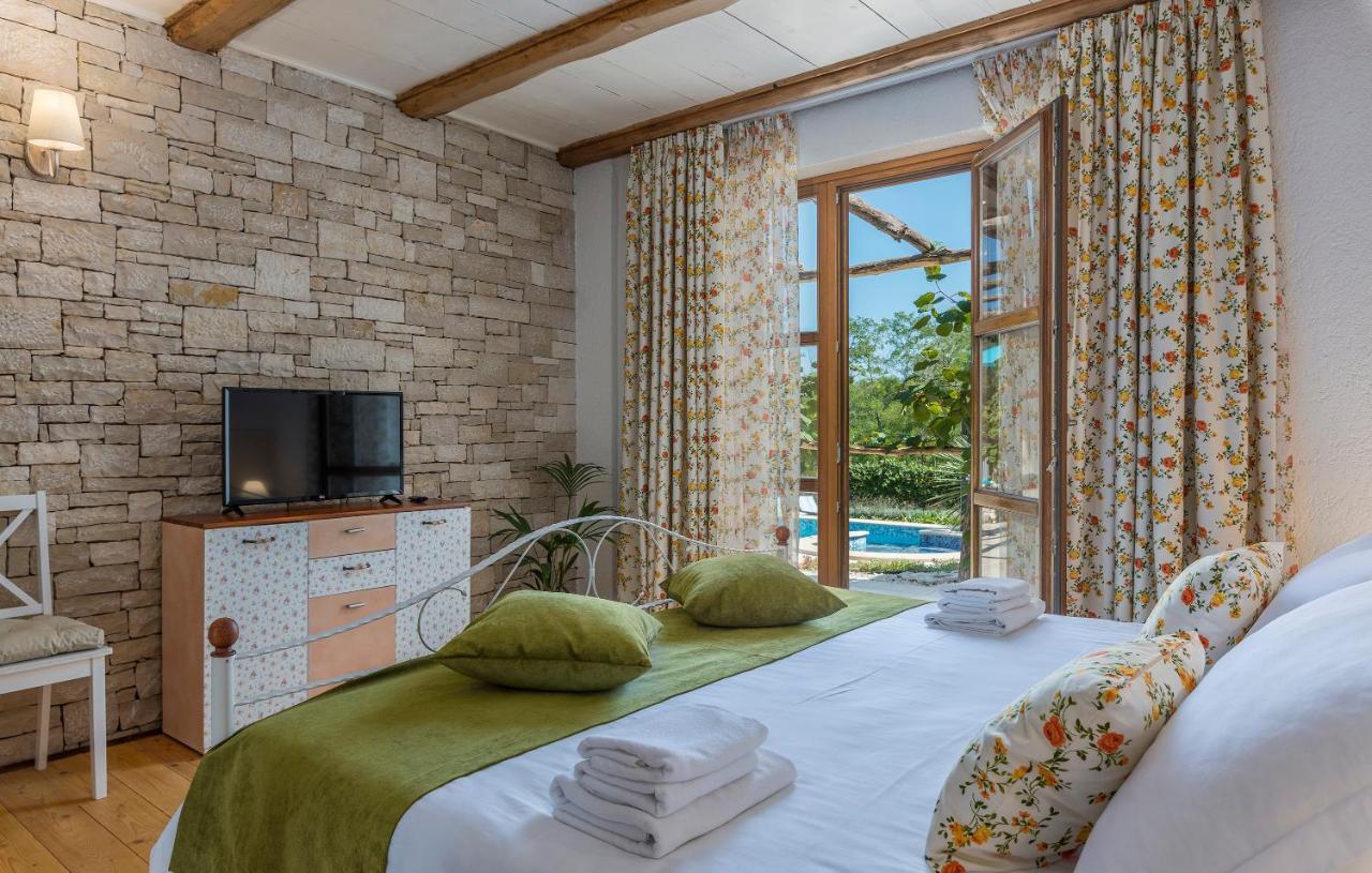 Family Villa Lipica With Private Pool And Jacuzzi Pazin Eksteriør billede