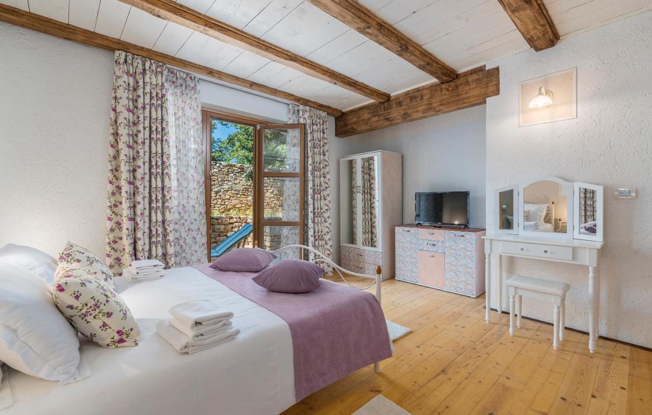 Family Villa Lipica With Private Pool And Jacuzzi Pazin Eksteriør billede